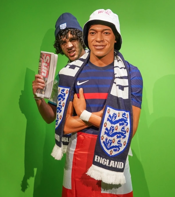 太阳报：英球迷潜入巴黎一博物馆，给姆巴佩蜡像系上英国旗和围巾