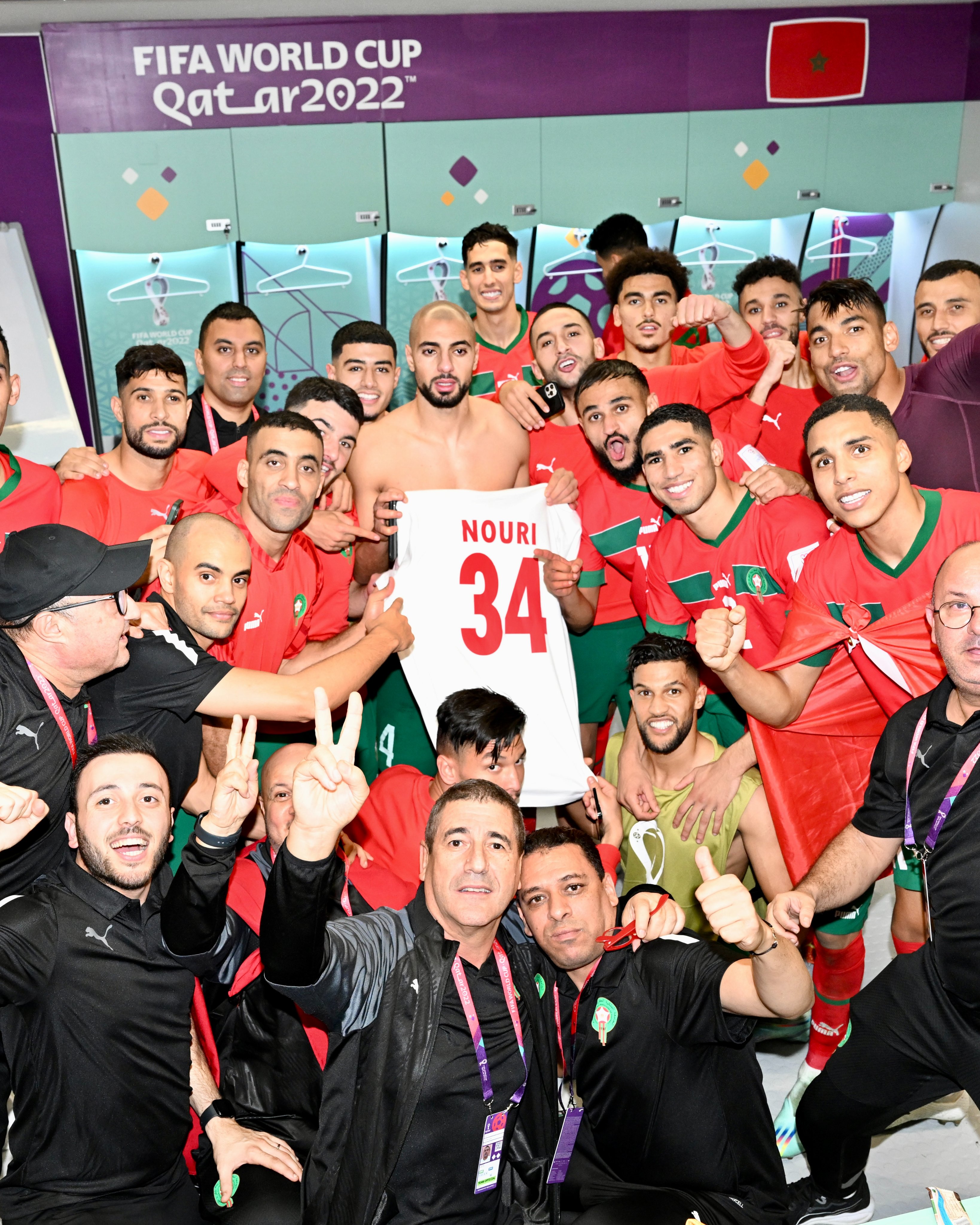 这就是足球❤️！摩洛哥球员们在更衣室举起努里球衣，高喊努里