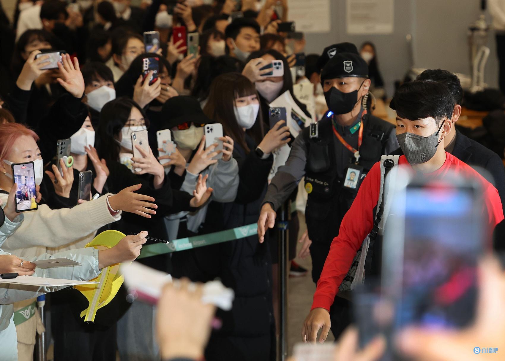 韩国球迷激动,韩国队提前庆祝 韩国队回到韩国，球迷们在机场热情迎接