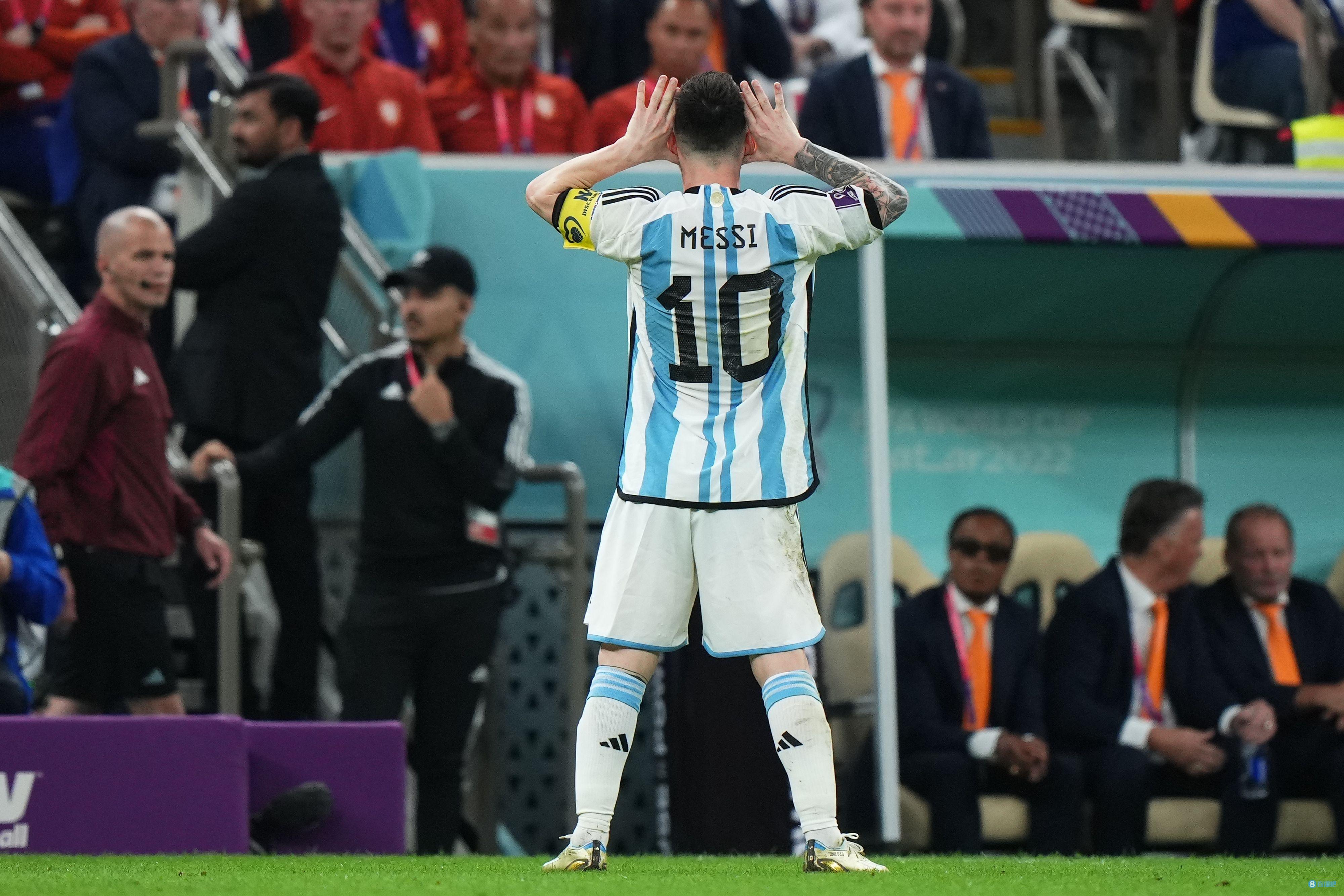 tyc:一名阿根廷球迷将梅西对阵荷兰的抚耳庆祝动作文在身上
