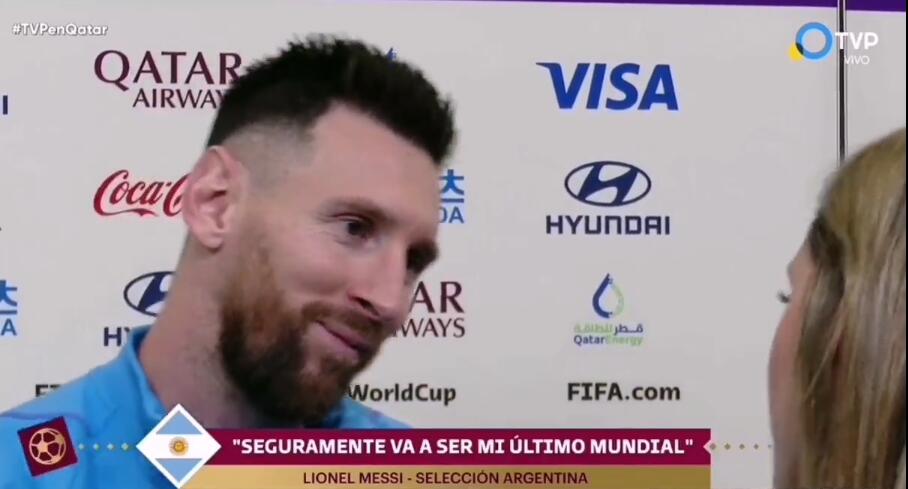 梅西微笑注视倾听😊女记者赛后告白：比世界杯更重要的你已拥有