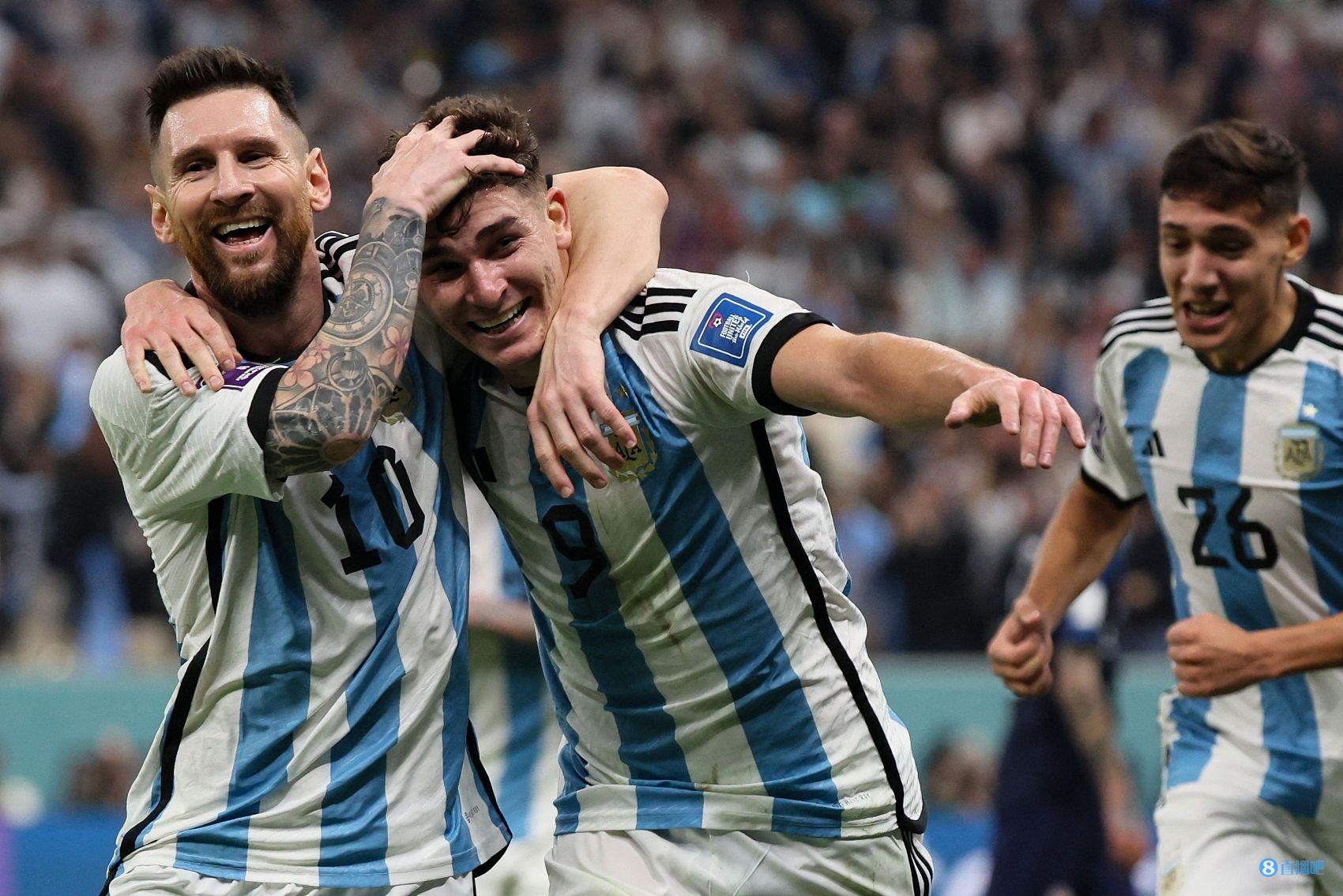 记者：阿根廷队带着和梅西赢得世界杯的希望，他们感觉不可战胜