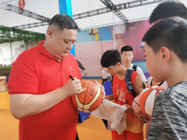 山东篮球首届选秀训练营开营 徐长锁表示从中已发现两三名好苗子
