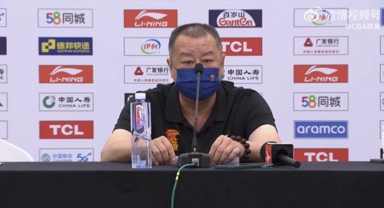 吴庆龙：我对球队攻防两端的执行满意 但赛季首战大家心态比较紧