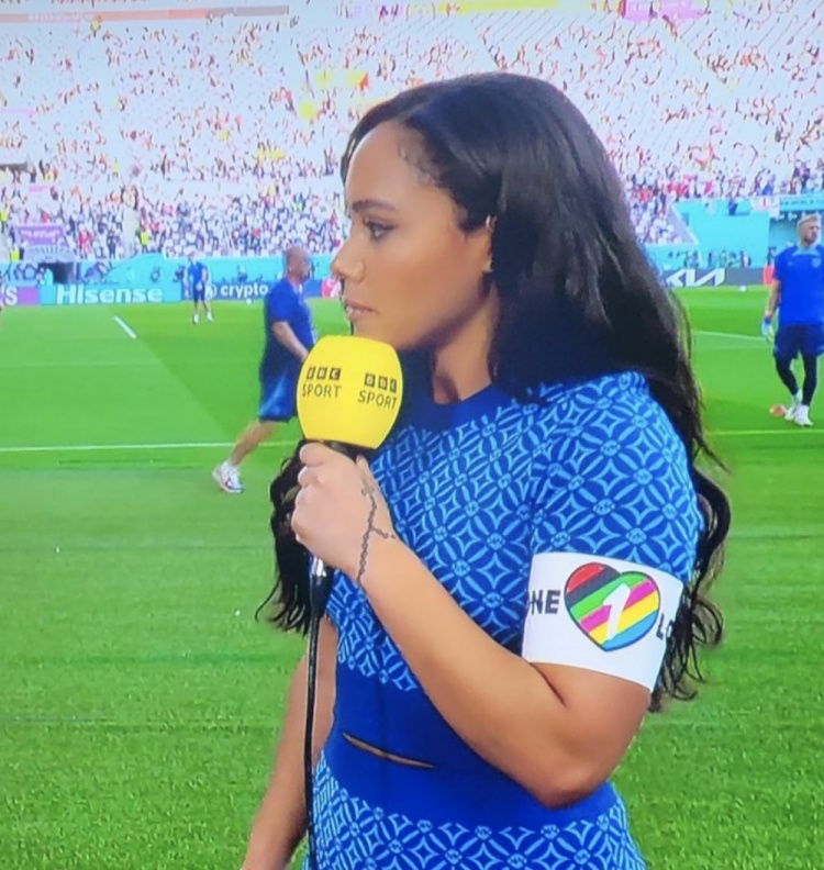 不让球员戴那就记者来,bbc女记者在场边佩戴彩虹袖标