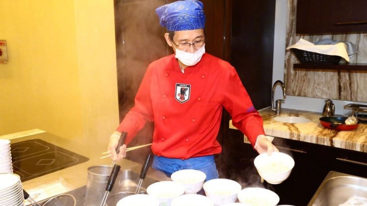 60岁主厨已是日本队世界杯“五朝元老”：球员吃得好才能维持体力