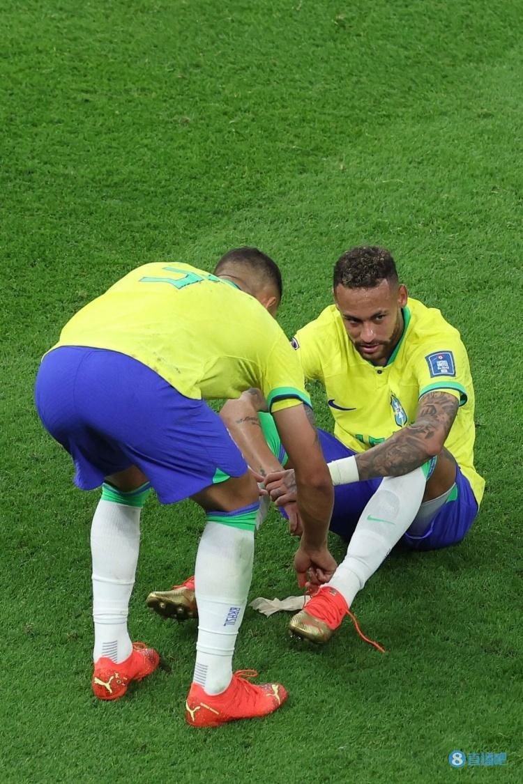 内马尔 受伤在家 伤了？巴西媒体：内马尔下场后用球衣罩头，脚踝上也敷着冰袋