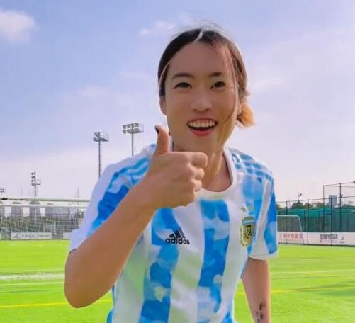 唐佳丽身穿阿根廷球衣：希望梅老板可以好好发挥，阿根廷加油！